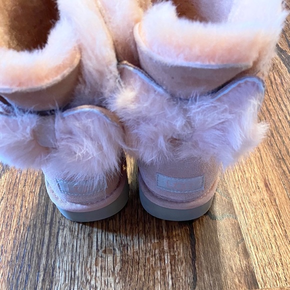 Uggs - Little Girl Soft Pink Bailey Boots w/ Bows - Picture 4 of 6